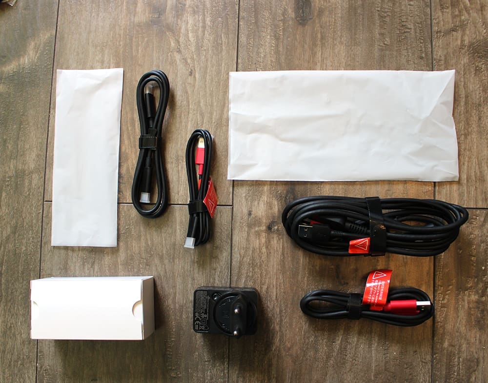 connectique de la Kamvas 16 (2021), avec la possibilité d'utiliser un câble 3-en-1 ou une prise USB-C et un câble de chargement branché sur secteur.