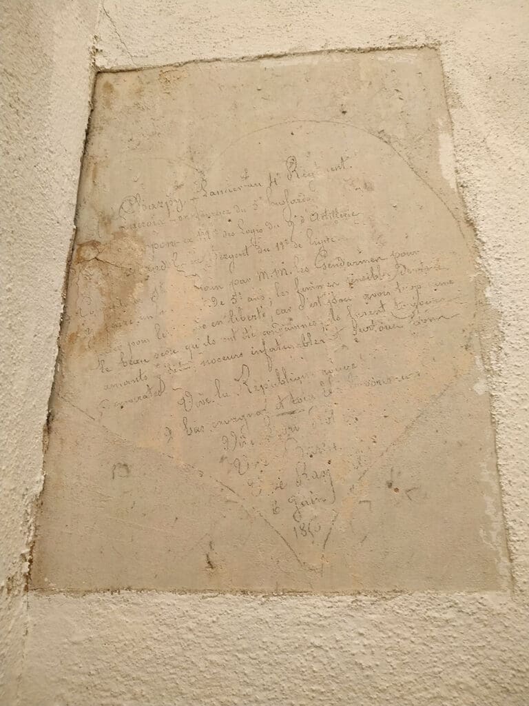 Les lieux ont une histoire (exemple de graffiti dans une maison ancienne)