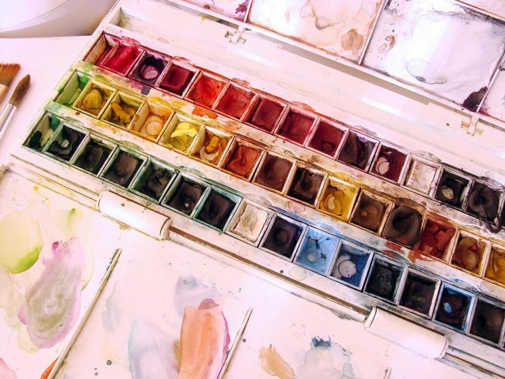 Exemple de boite de peinture en godets : un conditionnement idéal pour débuter à l'aquarelle ! Image par carolalves de Pixabay