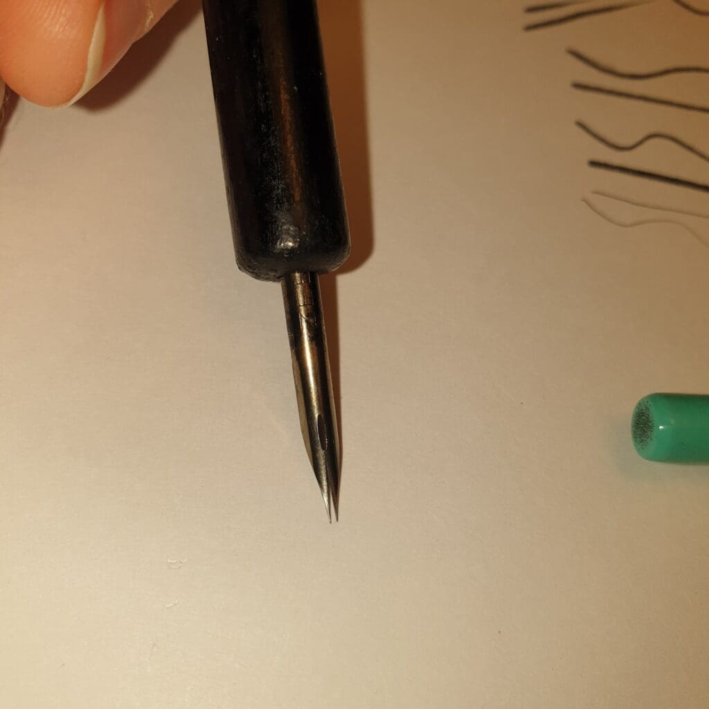 Lorsque l'on appuie sur la maru-pen, ses pales s'écartent aussi. Elle pourra tracer des traits épais, mais de par sa forme de base, les traits seront moins épais qu'avec la G-pen.