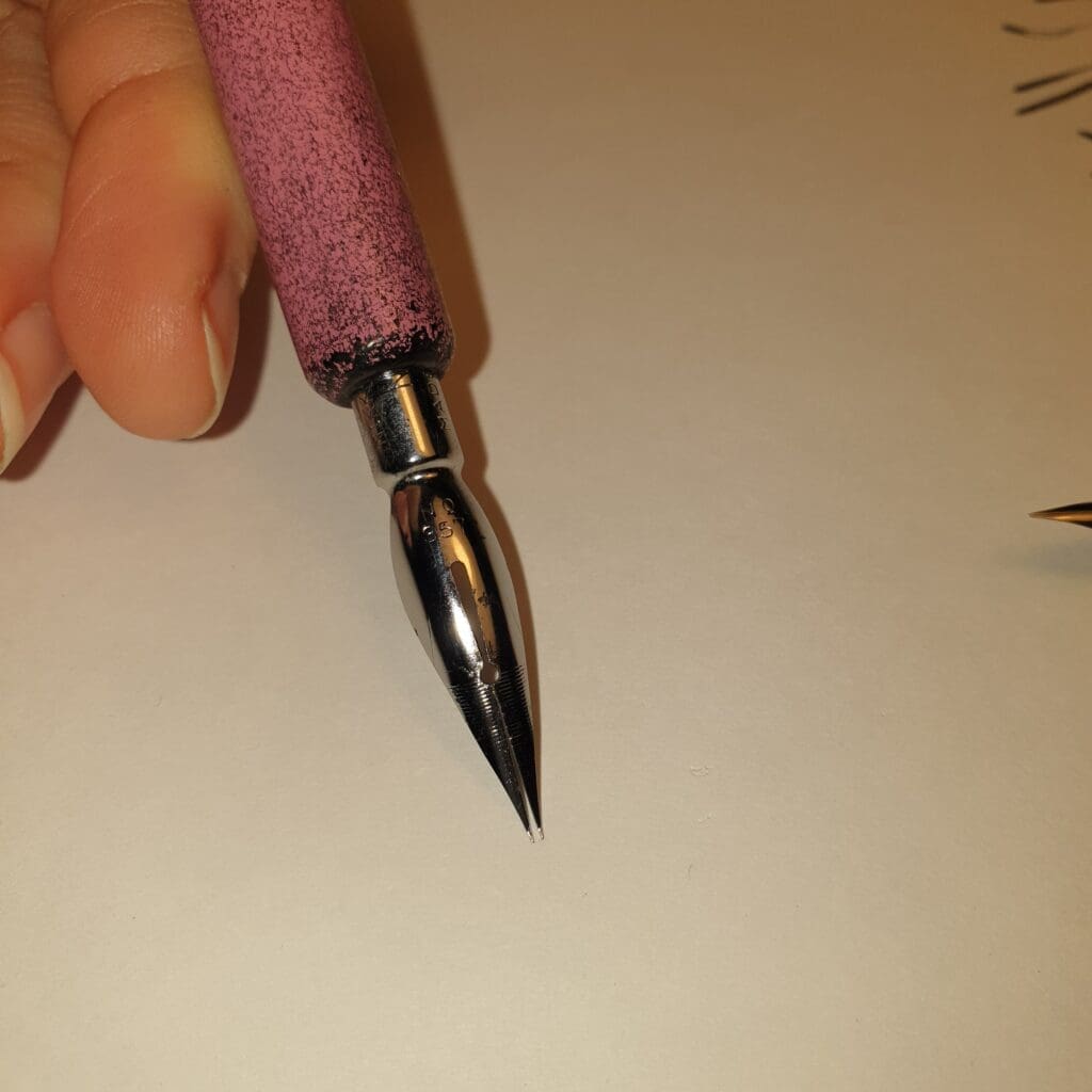 Lorsque l'on appuie sur la Saji-pen, ses pales s'écartent aussi. Si vous faites le test, vous verrez qu'elle est plus rigide et moins encline à s'ouvrir : sa fonction est plutôt portée sur les traits d'épaisseurs régulières.