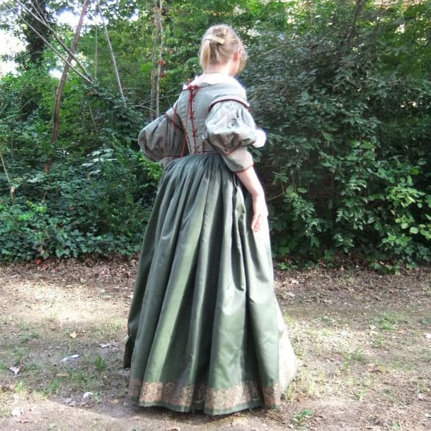 Photo d'une robe inspirée de l'époque Louis XIII, montrant qu'un vêtement peut parfois être contraignant.